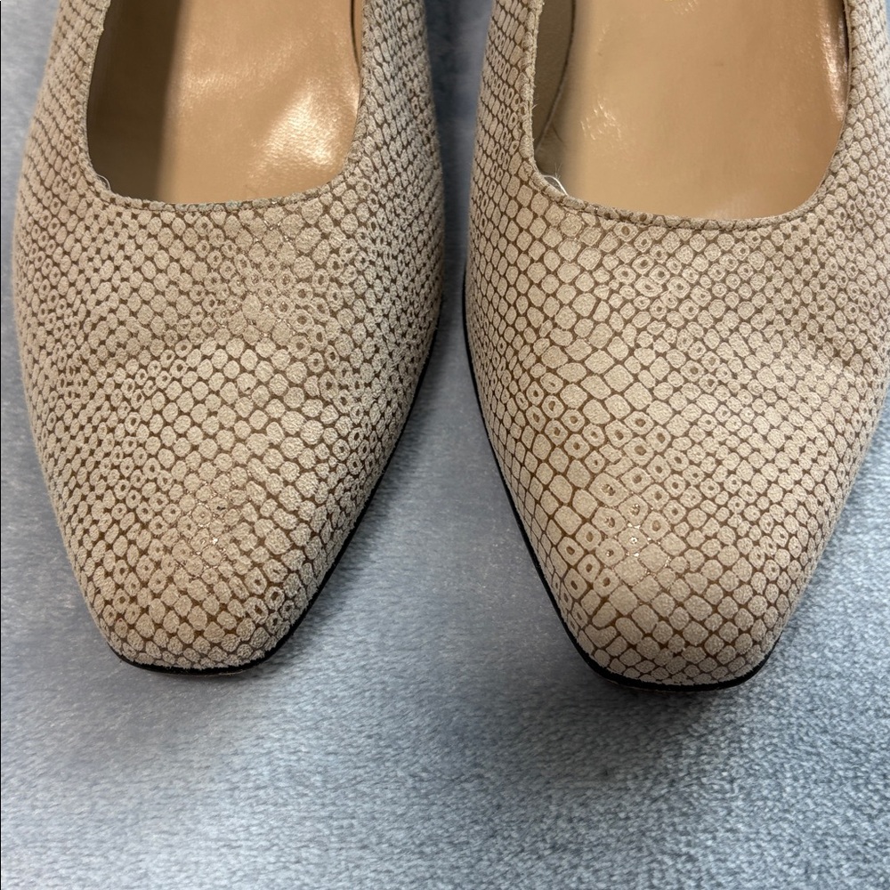 Salvatore Ferragamo Textured Pumps - Picture 10 of 12